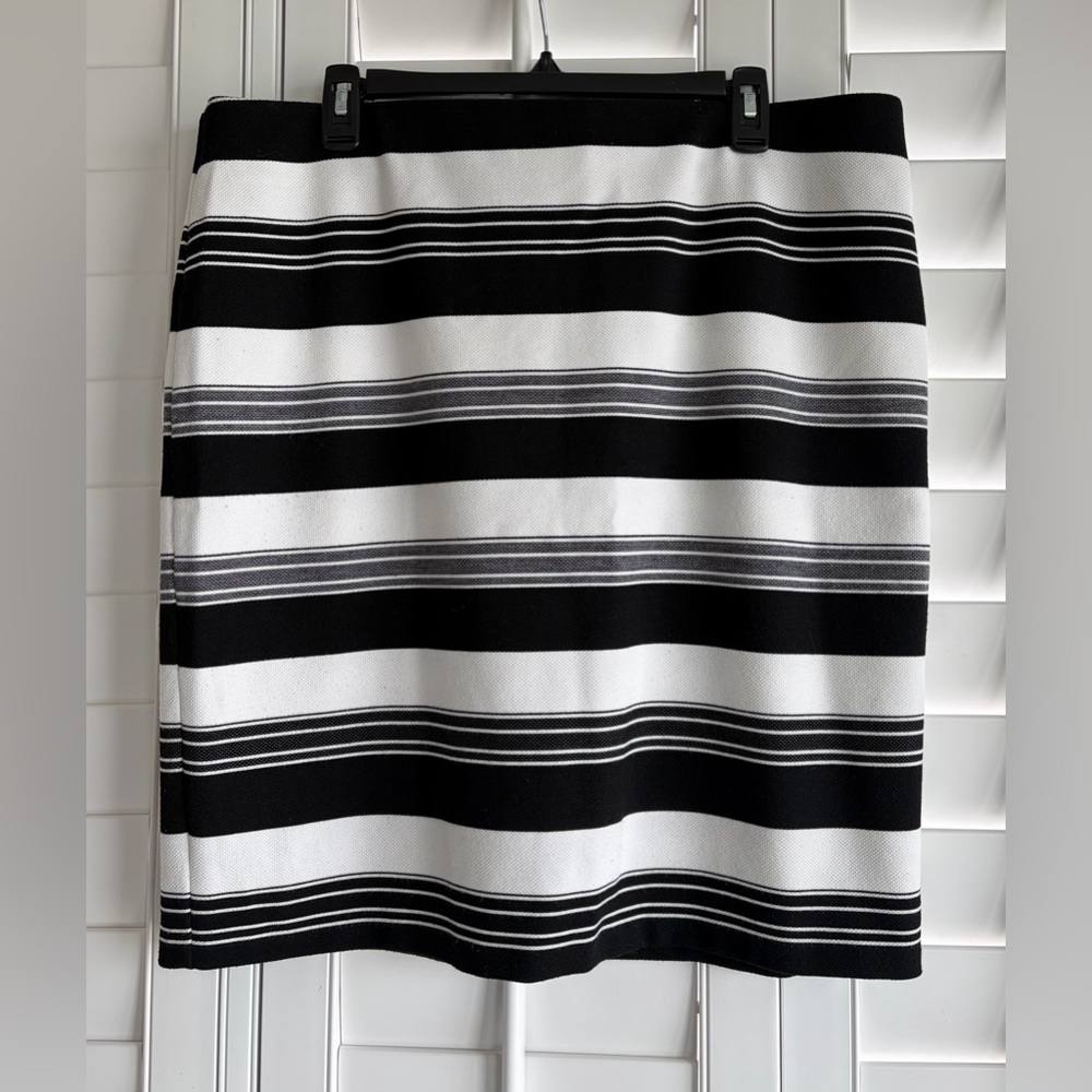 ROZ & ALI Black & White Striped Elastic Waist Knee Length Pencil Skirt Size XL - Picture 1 of 6